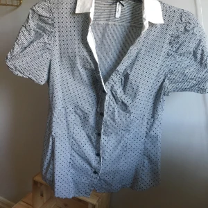 Prickig och randig blus  - V-ringand blus med lite puffarm. Nästan aldrig använd. Bra om man har lite större byst. 