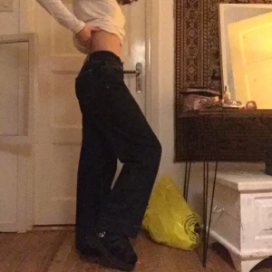 Jeans  - Fina bagy jeans som inte kommer till användning! Jag har sytt upp dem dör mera men bara ta bort det blir dem mycket längre! Dem ser ut att vara svarta på bilderna men dem är mörkblå!💋 sytt där back också, dem har vita sömar! 