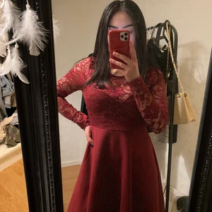 Klänning från Nelly - Vinröd klänning från Nelly storlek S. Endast använd en gång, kunden står för frakt :)