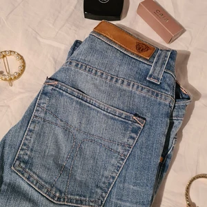 Tiger of sweden jeans strl 27/32 - Assnygga jeans från tiger of sweden! Sitter som en smäck och är sjukt bekväma. Dem är gjorda extra ljusa vid rumpan och låren för att de ska se ut som att man har en mer hourglasform. Utgångspris: 140 kr<3 Kontakta vid intresse😊