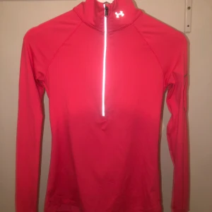Under armour zip tröja, Storlek S - Träningtröja som passar för både ute och inneaktiviteter. Är i bra skick, använd ca 5 gånger!! 