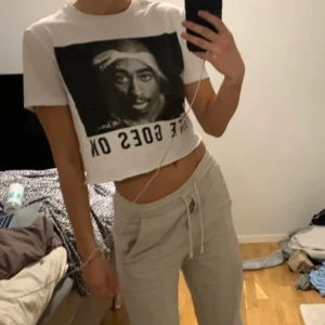 T-shirt  - T-shirt jag klippt av själv, knappt använd! Frakt ingår 💖