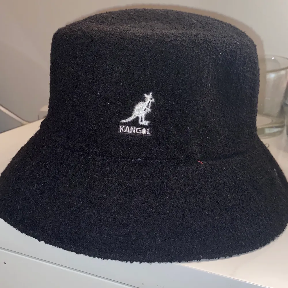 svart kangol buckethat i fleecematerial. storlek XL. 200kr inklusive frakt! pm för mer info. Accessoarer.