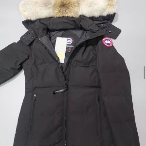 Canada Goose Chelsea  - Säljer en oanvänd Canada Goose Chelsea vinterjacka i nytt skick. Storlek S. Jackan är jätteskön och håller dig varm inför vintern. 
