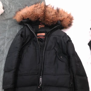 PARAJUMPER LONGBEAR  - Nu säljer jag min parajumper jacka i storlek S. Jackan har använts i en vinter men är ändå i bra skick. Pälsen har jag köpt separat och lagt på själv vilket gör att värdet på jackan går upp då pälsen var dyr. Vid snabb affär kan priset sänkas:)