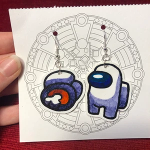 Among us örhängen  - Among us örhängen gjorda av krympplast 💀💖 Såklart aldrig använda, frakt tillkommer på 11kr🖤