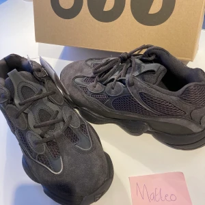 Adidas yeezy 500 - Yeezy 500 utility black Frakt 63kr eller meetup i Stockholm Storlek US 9 / EU 42 2/3 Helt oanvända Skickar självklart fler bilder om så önskas:)