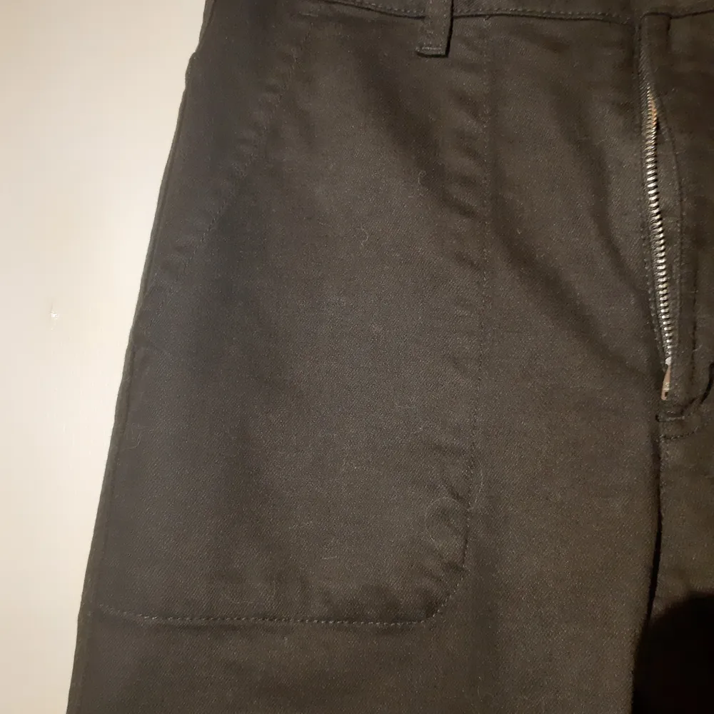 Super coola svarta jeans från Carin Wester med kantiga fickor(se bild 2 o 3)❤ kan mötas i sthlm🥰. Jeans & Byxor.