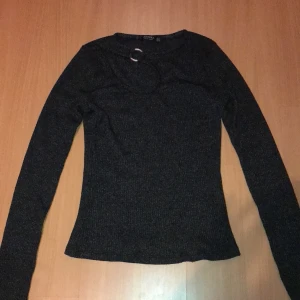 Tröja  - Svart/grå tröja med en detalj på högersidan, tight på mig som har storlek S-M så skulle säga XS. Säljer för 110kr plus 44 kr i frakt. Köparen står för frakten. Fråga om mer bilder