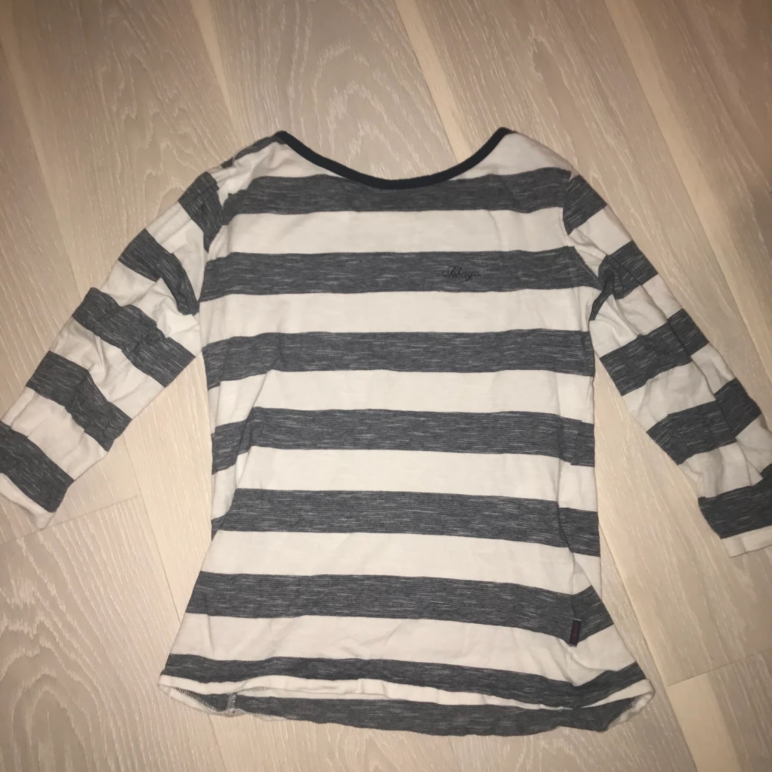 En randig tröja med mellan långa ärmar - 90