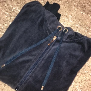 kofta - Nyskick. Marinblå velour kofta från cubus! Mjuk o skön. Strl M men passar perfekt som S på mig. Säljer-använder ej. Ord pris 250 kr. Dragkedjan ändrat färg till typ brons. 