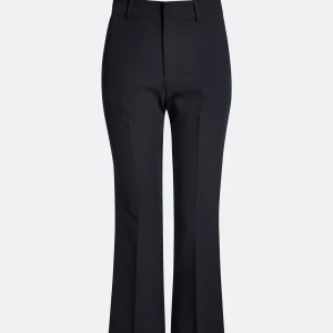 Kostymbyxor bootcut - Säljer mina snygga kostymbyxor i bootcut-modell. Nästan aldrig använda, så de är i ett bra skick. Storlek 38, en aning stora i storleken och jag är 160cm så de är bra i längd för både långa och korta. Nypris: 399kr, säljer för 199kr + frakt. 