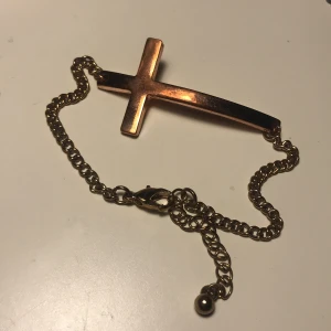 Armband - En metall vintage armband jag köpte från en vintage butik i Paris. Frakt 11