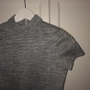 Grå klänning från zara  - Gråmelerad klänning med krage från zara, tjockt material. Använd en gång. Sitter väldigt snyggt 