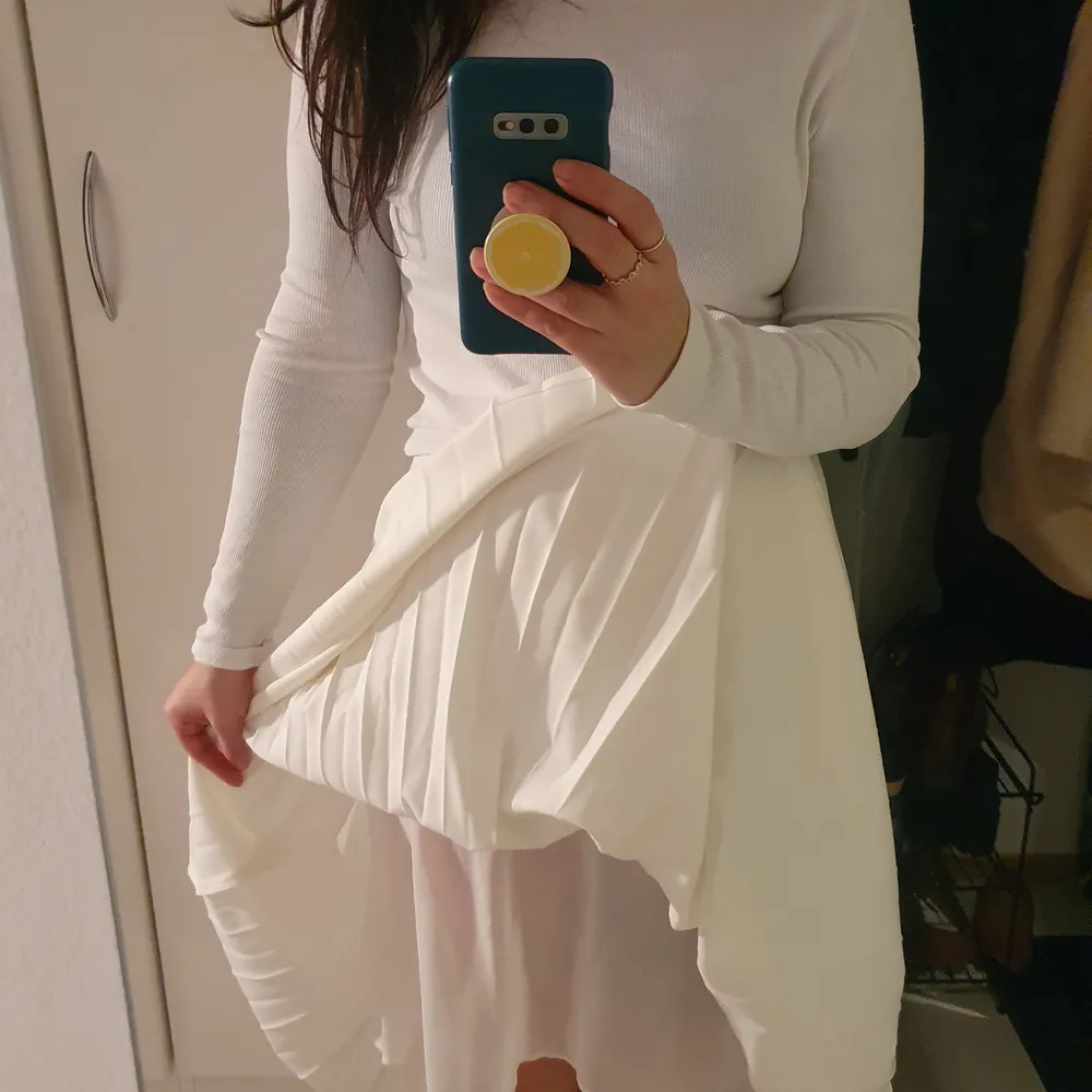 Jättefin vit kjol från asos som passar bra nu till julen ! Använt en gång då den är för liten . Kjolar.