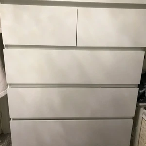 Malm byrå  - Jag säljer min byrå från Ikea som jag har haft i 6 månader men säljer den nu för har ingen användning för den.  Den har sex perfekta lådor med bra utrymme för kläder eller annat. Den är 80x123 och jag köpte den för 995 men säljer den för 500 kan diskuteras. Det är mycket bra skicka och har tagit bra hand om den. 