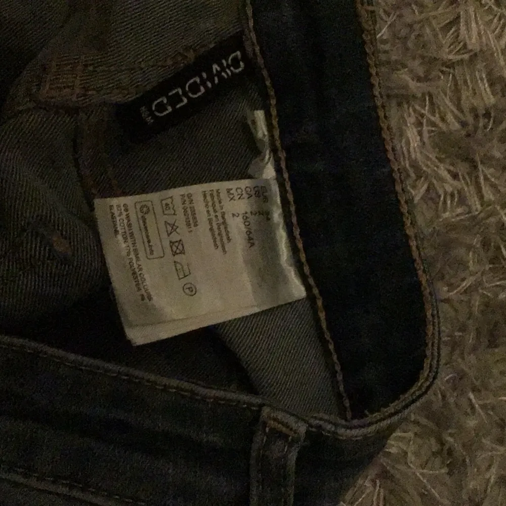 Jätte fina jeans från H&M, bra kvale, lagom tajta, luftiga, fina, inget fel på dom, du ser nya ut, nästan aldrig använd, köparen står för frakt. Köpte för 300 och säljer för 120.. Jeans & Byxor.