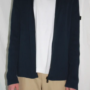 #8 RIBBAD KOFTA - Först till kvarn gäller på alla våra plagg. Ingen budgivning och kunden står för frakten. Betalning sker via Swish till numret: 123 329 17 70