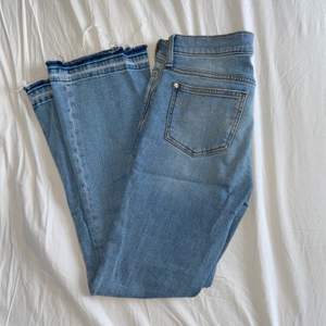 Ljusblå jeans från Mango med en liten slits längst ner :) 
