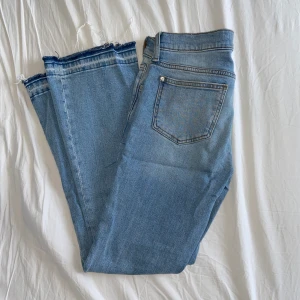 Jeans från Mango - Ljusblå jeans från Mango med en liten slits längst ner :) 