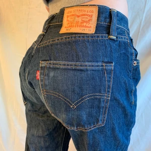 Levi's Jeans W29 L32 - Klassiskt blåa Levi’s i bra skick💙✨ Är i herr modell men har funkat på mig hur bra som helst, raka och halvt baggy modell på mig som är XS. W29 L32 