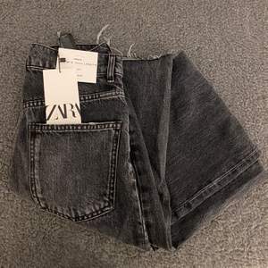 Säljer dessa supersnygga slutsålda sentinel black jeans från Zara. Modellen heter ”The 90’s full length” och jeansen är i storlek 34💞 Om fler är intresserade är det bara att buda på i kommentarerna, även frakt tillkommer utöver priset☺️ hör av dig om du har frågor!