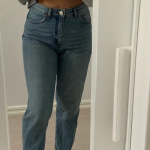 Mom Jeans St 27 (S-M) - Monki Taiki Jeans jag ej använder längre pga jag inte gillar passformen. Köpta för 400 men säljer för 150. Jättefina och bekväma och äen högmidjade. Pris kan diskuteras! 