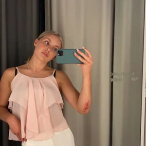 volang linne - urgulligt rosa volanglinne, flitigt använt men fortfarande i väldigt bra skick. Pris kan diskuteras, vill helst bara få bort det från garderoben.