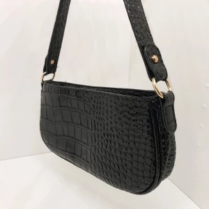 Svart baguette bag - Svart baguette bag från Shein. Köptes här på Plick men har tyvärr inte kommit till användning. Fint skick! Köparen står för frakten <3