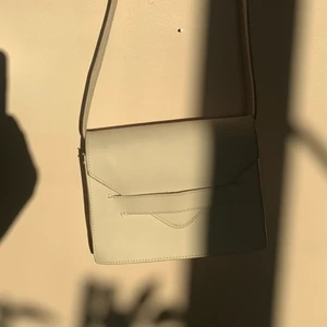 Vit väska  - Liten axelremsväska. Superfin, har ett fack. 