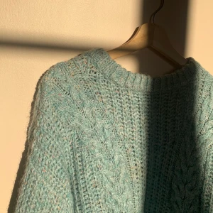 Blå stickad tröja  - Världens mysigaste stickade tröja. Omärkt men uppskattar storleken till L. Har själv XS/S så den funkar absolut oversize också! 