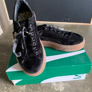 Sneakers - Platåsneakers (inte jättehög platå). I bra skick! Pris kan diskuteras.