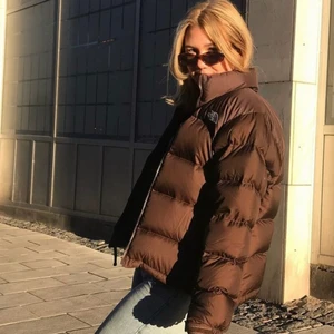 Brun the north face jacka  - Intressekoll på min skitsnygga jacka som jag verkligen älskar!! Det är en i stolek s och färgen brun! Budgivning ifrån 1000kr! Modellen på bilden är 174cm lång. Köparen står för frakten! BUDGIVNINGEN avslutar onsdag den 25 KL: 16:00 