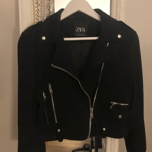 Svart biker jacka mocka  - Säljer min älskade svarta biker jacka i konst mocka från Zara. Inga slitningar samt andra defekter. Nypris:500kr 🧚🏼🧚🏼💕