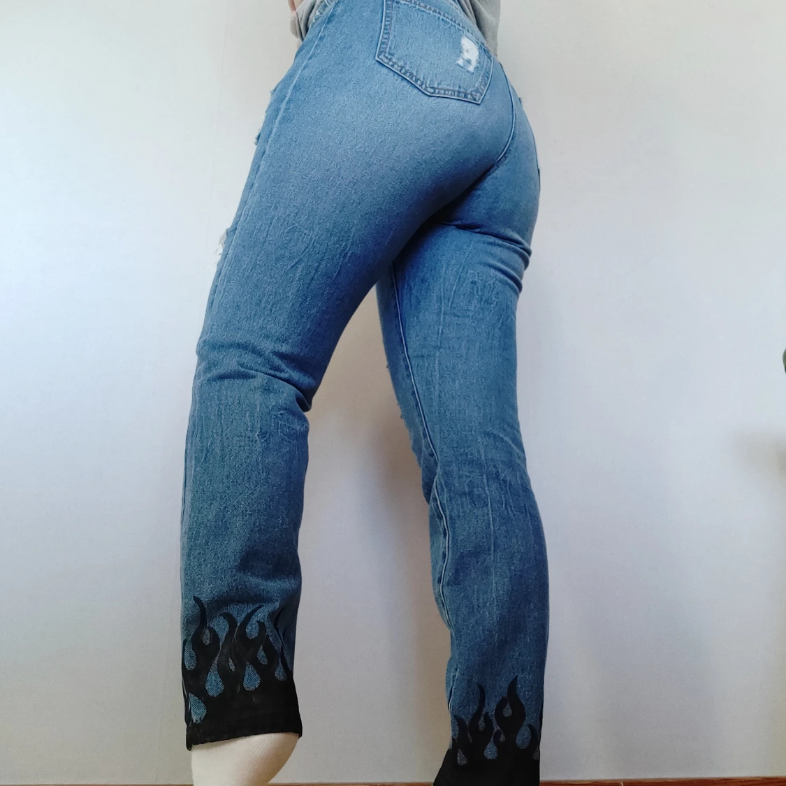 FLAME DISTRESSED JEANS 