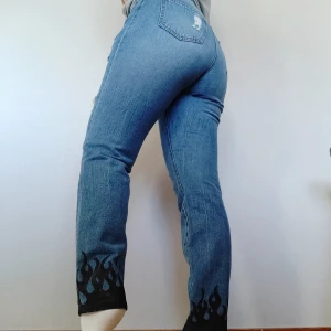 FLAME DISTRESSED JEANS  - Ett par skitfina distressed jeans med flames på i storlek W29/L34. ♻️ Köpare står för frakt på 63kr. ✨