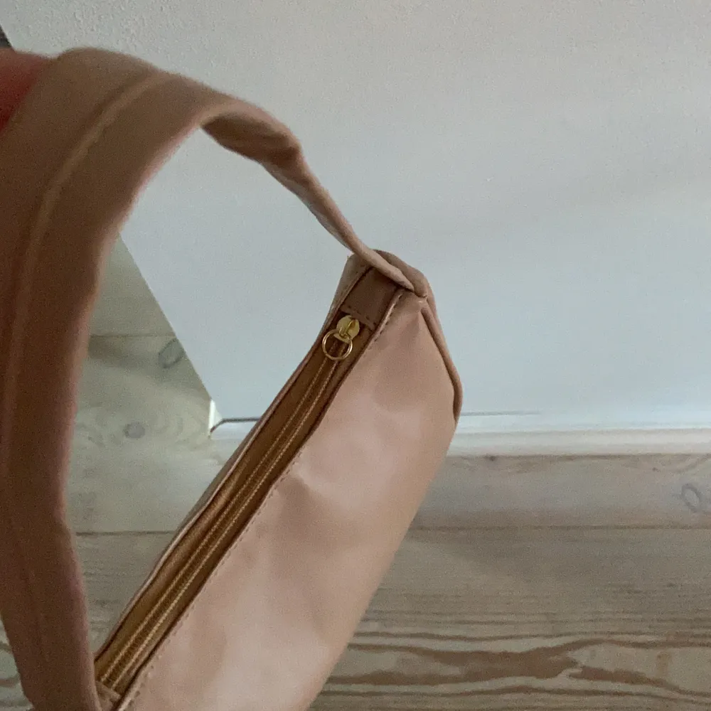 säljer snygga shoulder bags i en super fin beige färg. väskorna har aldrig använts, de är perfekt storlek och fint läder liknande material! hör av er om intresserade! säljer även i andra färger, kolla in mina andra annonser om ni är intresserade av dem, om ni köper två stycken får ni de för 300kr + frakt 42kr. annars om ni är intresserade av en så ligger priset på 159kr + 42kr frakt! hör av er om ni undrar något:). Väskor.