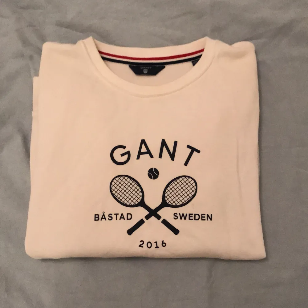 Super fin college tröja från Gants Båstad/tennis kollektion💙🤍 . Tröjor & Koftor.
