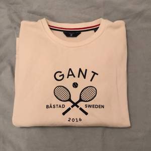 Super fin college tröja från Gants Båstad/tennis kollektion💙🤍 