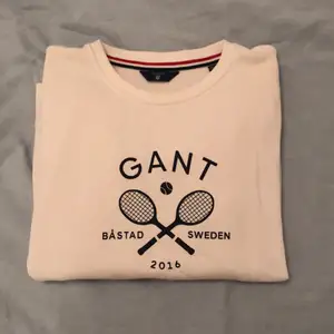 Super fin college tröja från Gants Båstad/tennis kollektion💙🤍 