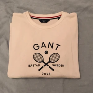 Gant collegetröja - Super fin college tröja från Gants Båstad/tennis kollektion💙🤍 