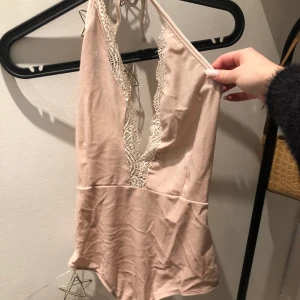 Body - Väldigt söt body med Kashmir och spets men knappar när man stänger den