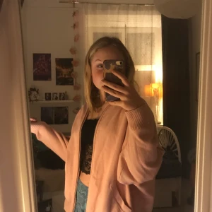 Vintage kofta  - Najs, oversized kofta som är typ ljusrosa, knappt använd utan några skador 