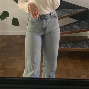 Levis Jeans blå, ribcage wide leg - Använda många gånger men i väldigt bra skick. Ljusblå färg. Pris kan diskuteras. Jag är ungefär 174cm lång.