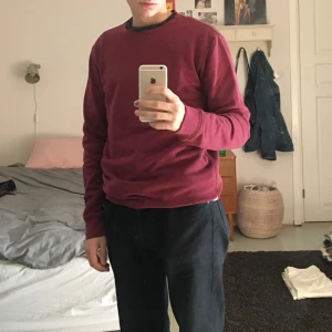 Vinröd collegetröja  - Storlek S från Crocker. Sparsamt använd i fint skick 😁