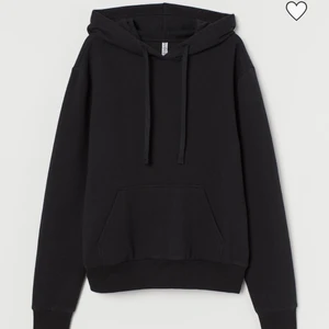 Svart hoodie - Säljer denna svarta oversized hoodie ifrån hm. Den är i super bra skick och endast använd 3/4 gånger. Den passar de flesta storlekar jag har normalt xs/s men den är i storlek L så sitter oversized. Frakten är inkluderad i priset som är 80 kr 
