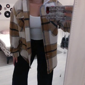 Trendig jacka  - Använd fåtal gånger, används inte längre pga ny jacka. Väldigt fin och perfekt till hösten! 🤍