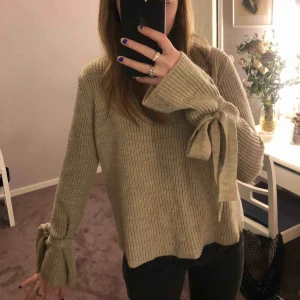  - En stickad tröja ifrån Gina! Något nopprig men ingenting man tänker på. Skriv om ni vill ha närmare bild på det. Köparen står för frakt.😌 