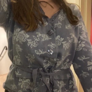 Superfin lite tjockare kofta.  - Lila kofta i lite tjockare material med ett slag skärp till. I nyskick och aldrig använd. Köparen står för frakten💚