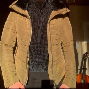 Vinterjacka  - Snygg vinterjacka som är sparsamt använd✨ säljer den pga av brist på användning. Färgen är mörkare än vad som syns på bilderna. Den sista bilden visar dock bäst färgen💗 Frakt ingår ej :/